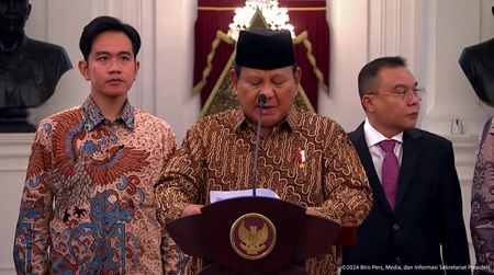 
Presiden Prabowo Subianto Didampingi Wakil Presiden Wakil Presiden Gibran Rakabuming Raka Mengumumkan Susunan Kabinet Merah Putih, di Istana Merdeka, Jakarta, Minggu (20/10/2024) malam. (Foto: Tangkapan YouTube BPMI)
