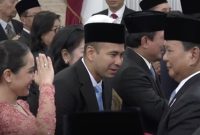 
Presiden ke-8 RI Prabowo Subianto menyalami Raffi Ahmad dan Nagita usai pelantikan Utusan Khusus Presiden di Istana Negara, Jakarta, Selasa (22/10/2024).(Foto: Setneg)

