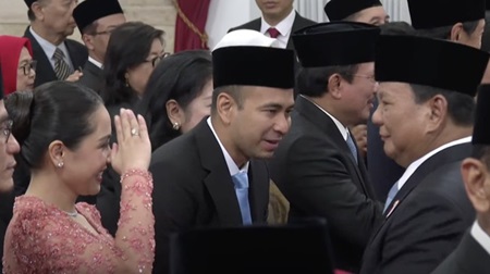 
Presiden ke-8 RI Prabowo Subianto menyalami Raffi Ahmad dan Nagita usai pelantikan Utusan Khusus Presiden di Istana Negara, Jakarta, Selasa (22/10/2024).(Foto: Setneg)
