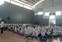 
Ratusan siswa-siswi SMAN 1 Garut antusias mengikuti Seminar Pendidikan Politik dengan menghadirkan nara sumber dari KPU Garut, di Aula Gedung SMAN 1 Garut, Rabu (16/10/2024).(Foto: andre/dara)

