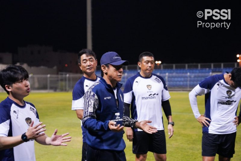 Setiba di Bahrain, Timnas Indonesia langsung menggelar sesi latihan perdana di Hamad Town Youth & Sports Ground,  Minggu (6/10/2024) malam. (Foto: PSSI)
