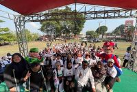 
Calon Bupati Garut dr.Helmi Budiman berfoto bersama emak-emak usai kegiatan senam pagi di Alun-alun Cibatu, Kecamatan Cibatu, Kabupaten Garut, Sabtu (19/10/2024). (Foto: andre/dara)

