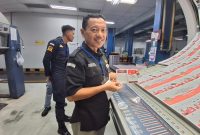 
Proses cetak surat suara untuk Pemilihan Gubernur (Pilgub) Jawa Barat 2024 dimulai hari ini Rabu (23/10/2024). Ditargetkan selesai pada akhir Oktober 2024.(Foto: deram/dara)
