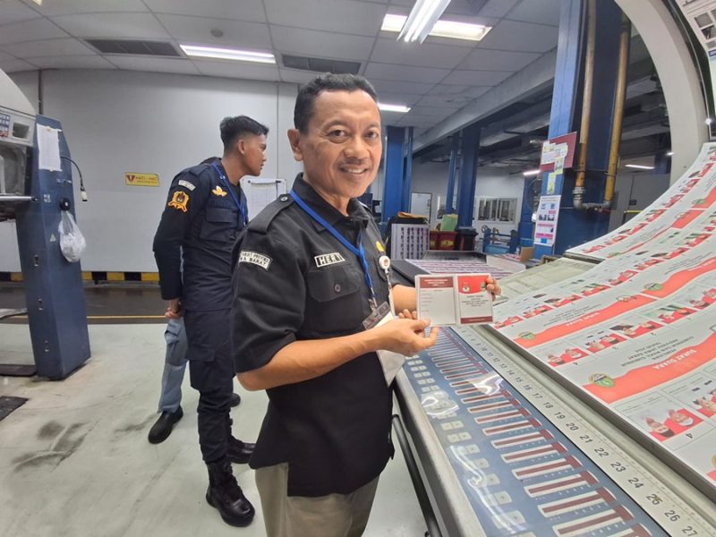 
Proses cetak surat suara untuk Pemilihan Gubernur (Pilgub) Jawa Barat 2024 dimulai hari ini Rabu (23/10/2024). Ditargetkan selesai pada akhir Oktober 2024.(Foto: deram/dara)
