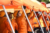 
Penjabat Gubernur Jabar Bey Machmudin saat memimpin Petua BPBD Jabar memperagakan pasang tenda pada apel kesiapsiagaan bencana hidrometereologi dan mendukung Pilkada Serentak 2024, di halaman Gedung Sate Bandung, Rabu (30/10/2024).(Foto: biro dokpim jabar)
