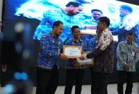 Pjs. Bupati Bandung Dikky Achmad Sidik memerikan piagam kepada peserta Workshop BPKP Jabar di Gedung Mohamad Toha Pemkab Bandung, Soreang, Kamis (17/10/2024). (Foto: maji/dara)

