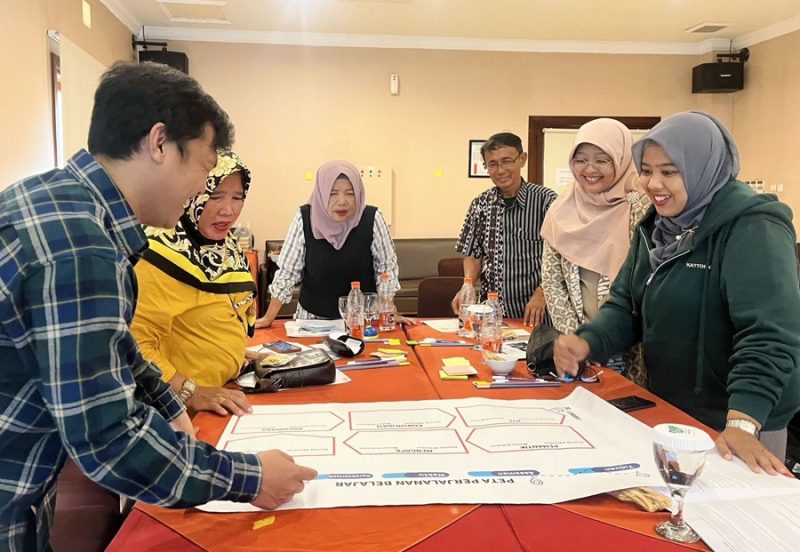
Yayasan Bakti Barito dan STiR Education berkolaborasi meningkatkan pelatihan guru dan hasil pembelajaran di Kabupaten Garut. (Foto: Ist)
