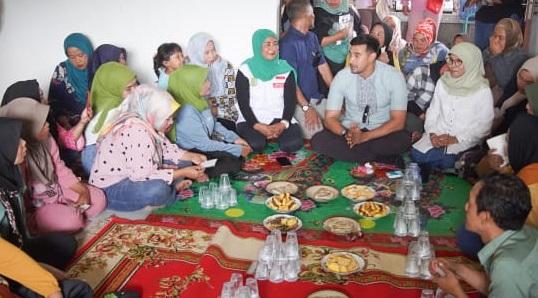Calon Wakil Bupati Bandung Ali Syakieb makin gencar berkampanye di Pilkada Kabupaten Bandung 2024. Pendamping Calon Bupati Dadang Supriatna ini menyisir pemilih emak-emak atau ibu rumahtangga.(Foto: Ist)
