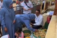 dr. Helmi Budiman memborong semua dagangan yang dijajakan dua bocah perempuan di kampung Pasir Geulang, Desa Mekarjaya, Kecamatan Sukaresmi, Kabupaten Garut, Kamis (10/10/2024)(Foto: Istimewa)