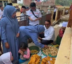 dr. Helmi Budiman memborong semua dagangan yang dijajakan dua bocah perempuan di kampung Pasir Geulang, Desa Mekarjaya, Kecamatan Sukaresmi, Kabupaten Garut, Kamis (10/10/2024)(Foto: Istimewa)