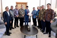 Presiden Joko Widodo (Jokowi) menerima panitia seleksi calon pimpinan dan dewan pengawas Komisi Pemberantasan Korupsi (KPK) periode 2024-2029 di Jakarta. (Foto: BPMI Setpres/Muchlis Jr)
