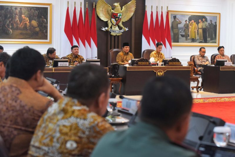 Presiden Prabowo Subianto dan Wakil Presiden Gibran Rakabuming Raka memimpin Sidang Kabinet Paripurna (SKP) perdana di Ruang Sidang Kabinet, Jakarta (23/10/2024) sore. (Foto: Humas Setkab/Rahmat)

