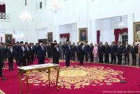 Presiden Prabowo Subianto didampingi Wakil Presiden Gibran Rakabuming Raka melantik Menteri Kabinet Merah Putih masa jabatan 2024-2029, di Istana Negara, Jakarta, Senin (21/10/2024) pagi. (Foto: Tangkapan YouTube BPMI Setpres)