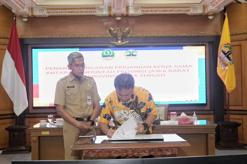 
Sekda Jabar Herman Suryatman menandatangani Perjanjian Kerja Sama Pengelolaan Batas Daerah di Ruang Rapat Pemdaprov Jateng, Kota Semarang Jawa Tengah, Senin (7/10/2024). (Foto: adpim jabar)