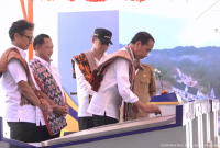 Presiden RI Joko Widodo (Jokowi) meresmikan tujuh Pos Lintas Batas Negara (PLBN) Terpadu yang tersebar di sejumlah wilayah Indonesia, di PLBN Napan, Kabupaten Timor Tengah Utara, Nusa Tenggara Timur, Rabu (02/10/2024) pagi. (Foto: Tangkapan YouTube BPMI Setpres)