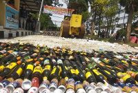 Ribuan botol miras dan knalpot tidak standar dimusnahkan dengan cara digilas alat berat di Mapolres Garut, Jalan Sudirman, Kecamatan Karangpawitan, Kabupaten Garut, Selasa (1/10/2024)(Foto: Istimewa)