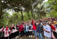 Calon Wakil Bupati Garut nomor urut 2, Putri Karlina, saat mengunjungi Desa Cisangkal, Kecamatan Cihurip, Kabupaten Garut, Minggu (20/10/2024), dalam rangkaian kampanyenya di zona 2(Foto: Istimewa)