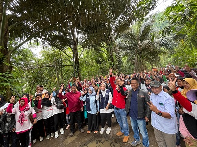 Calon Wakil Bupati Garut nomor urut 2, Putri Karlina, saat mengunjungi Desa Cisangkal, Kecamatan Cihurip, Kabupaten Garut, Minggu (20/10/2024), dalam rangkaian kampanyenya di zona 2(Foto: Istimewa)