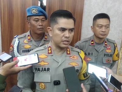 Kapolres Garut, AKBP Mochamad Fajar Gemilang, memberikan keterangan terkait pemecatan anggota Polres Garut kepada wartawan di Mapolres Garut, Senin (28/10/2024)(Foto: Istimewa)