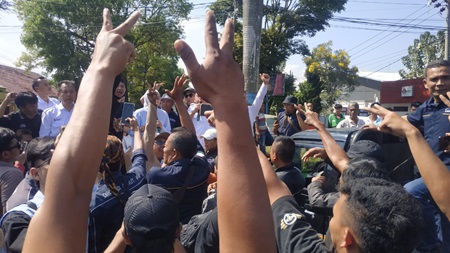 
Ratusan sopir angkutan umum unjuk rasa di Bunderan Simpang Lima, Kecamatan Tarogong Kidul, Kabupaten Garut, terkait maraknya premanisme, pungli, dan travel bodong, Senin (7/10/2024). (Foto: andre/dara)  
