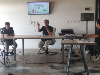Lembaga Studi Visi Nusantara (LS Vinus), saat merilis hasil survei elektabilitas di Pilkada Garut di Kopi Doman, Jalan Proklamasi, Kecamatan Tarogong Kidul, Kabupaten Garut, Senin (29/10/2024)(Foto: Istimewa)