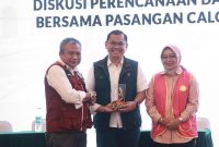 
Banyak pengusaha maupun masyarakat umum ingin Bandara Husein Sastranegara kembali membuka layanan penerbangan langsung Bandung-Singapura pulang pergi


DARA| Pasangan calon Wali Kota dan Wakil Wali Kota Bandung, Arfi Rafnialdi-Yena Iskandar Ma'soem serius mengupayakan penambahan layanan penerbangan komersial domestik maupun internasional di Bandara Husein Sastranegara. 

Paslon nomor urut 4 di Pemilihan Kepala Daerah (Pilkada) Kota Bandung itu memandang, aktivasi kembali layanan penerbangan Bandara Husein Sastranegara sebagaimana sebelum pengalihan ke Bandara Internasional Jawa Barat (BIJB) Kertajati maupun pandemi Covid-19 menjadi pengungkit perekonomian Kota Bandung. 

Calon Wali Kota Bandung, Arfi Rafnialdi berkunjung ke Bandara Husein Sastranegara, Rabu (13/11/2024). Kunjungan tersebut merupakan tindak lanjut atas masukan dari banyak pengusaha maupun masyarakat umum agar bandara husein kembali membukan banyak layanan penebangan internasional maupun domestik. 


