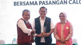 
Banyak pengusaha maupun masyarakat umum ingin Bandara Husein Sastranegara kembali membuka layanan penerbangan langsung Bandung-Singapura pulang pergi
DARA| Pasangan calon Wali Kota dan Wakil Wali Kota Bandung, Arfi Rafnialdi-Yena Iskandar Ma'soem serius mengupayakan penambahan layanan penerbangan komersial domestik maupun internasional di Bandara Husein Sastranegara. 
Paslon nomor urut 4 di Pemilihan Kepala Daerah (Pilkada) Kota Bandung itu memandang, aktivasi kembali layanan penerbangan Bandara Husein Sastranegara sebagaimana sebelum pengalihan ke Bandara Internasional Jawa Barat (BIJB) Kertajati maupun pandemi Covid-19 menjadi pengungkit perekonomian Kota Bandung. 
Calon Wali Kota Bandung, Arfi Rafnialdi berkunjung ke Bandara Husein Sastranegara, Rabu (13/11/2024). Kunjungan tersebut merupakan tindak lanjut atas masukan dari banyak pengusaha maupun masyarakat umum agar bandara husein kembali membukan banyak layanan penebangan internasional maupun domestik. 
