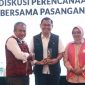 
Banyak pengusaha maupun masyarakat umum ingin Bandara Husein Sastranegara kembali membuka layanan penerbangan langsung Bandung-Singapura pulang pergi
DARA| Pasangan calon Wali Kota dan Wakil Wali Kota Bandung, Arfi Rafnialdi-Yena Iskandar Ma'soem serius mengupayakan penambahan layanan penerbangan komersial domestik maupun internasional di Bandara Husein Sastranegara. 
Paslon nomor urut 4 di Pemilihan Kepala Daerah (Pilkada) Kota Bandung itu memandang, aktivasi kembali layanan penerbangan Bandara Husein Sastranegara sebagaimana sebelum pengalihan ke Bandara Internasional Jawa Barat (BIJB) Kertajati maupun pandemi Covid-19 menjadi pengungkit perekonomian Kota Bandung. 
Calon Wali Kota Bandung, Arfi Rafnialdi berkunjung ke Bandara Husein Sastranegara, Rabu (13/11/2024). Kunjungan tersebut merupakan tindak lanjut atas masukan dari banyak pengusaha maupun masyarakat umum agar bandara husein kembali membukan banyak layanan penebangan internasional maupun domestik. 

