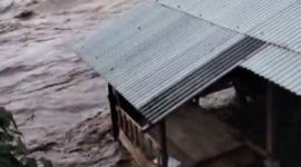 Banjir bandang akibat meluapnya Sungai Cidadap Kecamatan Gununghalu, Kabupaten Bandung Barat, Jawa Barat teredam puluhan rumah dan pesawahan, Sabtu petang (16/11/2024).(Foto: Ist)
