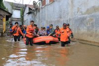 
Bupati Bandung Dadang Supriatna bersama Forkopimda pantau banjir. (Foto: maji)
