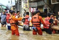 
Sejumlah wilayah Jawa Barat dilanda banjir imbas guyuran hujan intensitas sedang-tinggi, Selasa (5/10), mulai dari Garut, Banjaran Bandung, hingga Sukabumi. (Foto: Dok/Basarnas)
