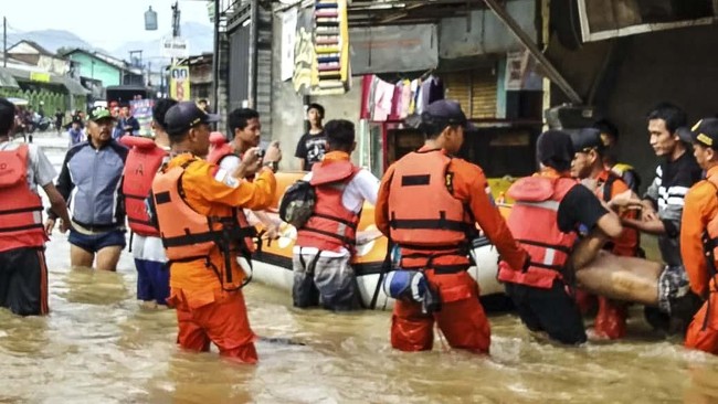 
Sejumlah wilayah Jawa Barat dilanda banjir imbas guyuran hujan intensitas sedang-tinggi, Selasa (5/10), mulai dari Garut, Banjaran Bandung, hingga Sukabumi. (Foto: Dok/Basarnas)
