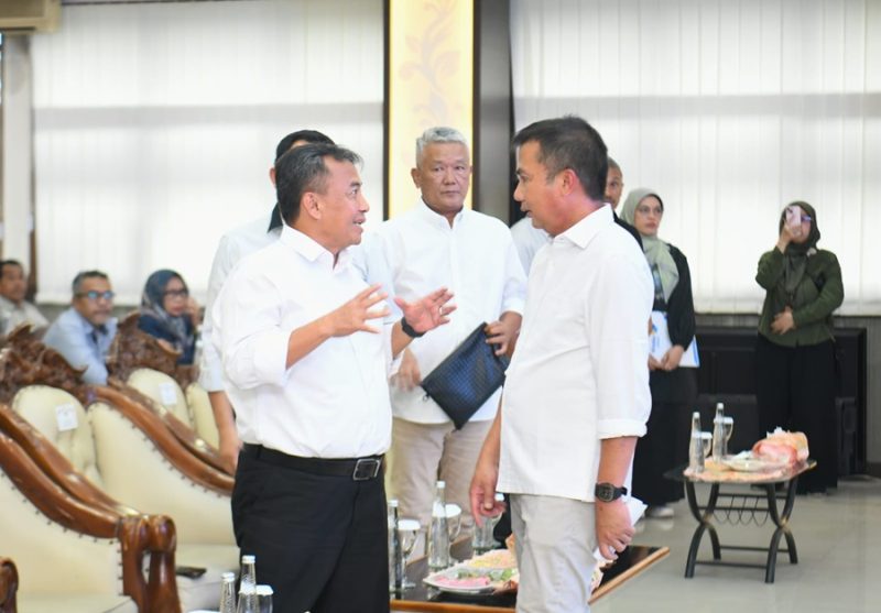
Penjabat Gubernur Bey Machmudin dan Sekda Herman Suryatman dalam  penandatanganan Pakta Integritas Pelayanan Pendidikan Pemda Provinsi Jabar di kantor Disdik Jabar, Selasa (12/11/2024).  
(Foto: Dokpim Jabar)
