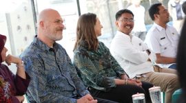 
Pjs. Bupati Bandung Dikky Achmad Sidik bersama tenaga ahli dari Monash University, Kedutaan Besar Australia, Universitas Indonesia saat meninjau TPS3R Desa Padamukti, Kecamatan Solokanjeruk, Kabupaten Bandung. (Foto: diskominfo)
