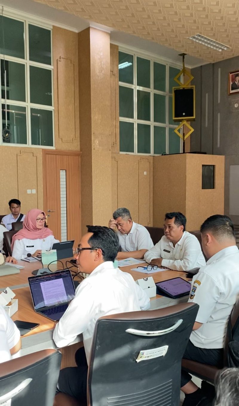 
Pemerintah Kabupaten Bandung Barat saat menerima penilaian Smart City. (Foto: heny/dara) 

