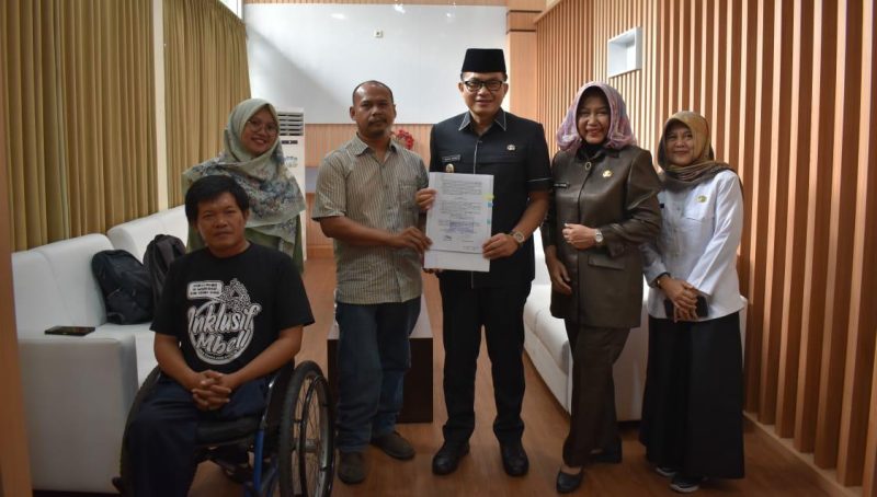 Pemerintah Kabupaten (Pemkab) Cirebon dengan Forum Komunikasi Disabilitas Cirebon (FKDC), Pemkab Cirebon meluncurkan program ambisius Desa Ramah Disabilitas.(Foto: Bambang/dara)

