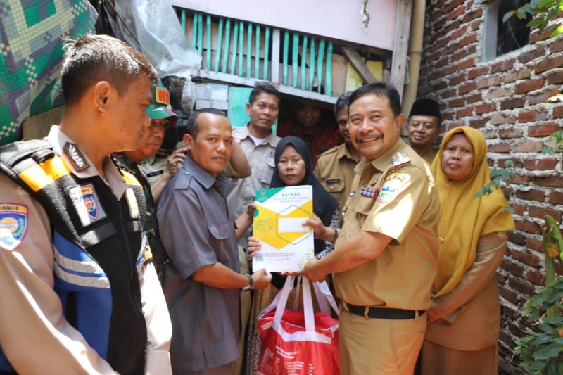 Pj Bupati Garut, Barnas Adjidin, menyerahkan secara simbolis bantuan perbaikan Rutilahu milik Kokom (45) warga Kampung Genteng, Kelurahan Sukajaya, Kecamatan Tarogong Kidul, Kabupaten Garut, Selasa (12/11/2024)(Foto: Istimewa)