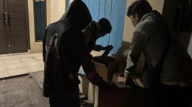 
Satnarkoba Polres Garut menyita barang bukti miras dari seorang penjual di Kampung Cikopo, Desa Jayaraga, Kecamatan Tarogong Kidul, Kabupaten Garut, Kamis (14/11/20204).(Foto: andre/dara)

