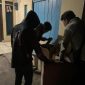 
Satnarkoba Polres Garut menyita barang bukti miras dari seorang penjual di Kampung Cikopo, Desa Jayaraga, Kecamatan Tarogong Kidul, Kabupaten Garut, Kamis (14/11/20204).(Foto: andre/dara)
