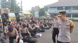 Wakapolres Garut, Kompol Dhoni Ewranto, melakukan pengecekan perlengkapan personel pengamanan TPS di Mapolres Garut, Jalan Sudirman, Kecamatan Karangpawitan, Kabupaten Garut, Jumat (15/11/2024)(Foto: Ist)