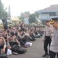 Wakapolres Garut, Kompol Dhoni Ewranto, melakukan pengecekan perlengkapan personel pengamanan TPS di Mapolres Garut, Jalan Sudirman, Kecamatan Karangpawitan, Kabupaten Garut, Jumat (15/11/2024)(Foto: Ist)