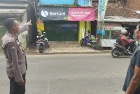 Polisi menunjukan lokasi korban jatuh tersengat
arus listrik saat sedang memasang alat perkiraan cuaca, di salah satu toko di kawasan Bayongbong, Kabupaten Garut, Selasa (20/11/2024)(Foto: Istimewa)
