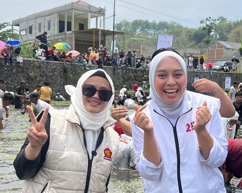 Cawabup Garut, Putri Karlina, bersama Dila Nurul Fadilah, Kader Gerindra sekaligus loyalis Paslon Syakur Putri (Foto: Ist)
