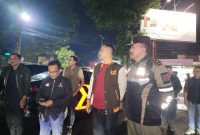 Penertiban Alat Peraga Kampanye (APK) secara simbolis oleh Pasangan Calon Bupati dan Wakil Bupati di area Simpang Lima, Kecamatan Tarogong Kidul, Kabupaten Garut, Jumat malam (22/11/2024)(Foto: Istimewa)