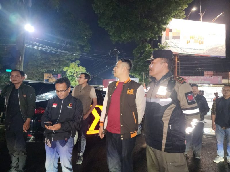 Penertiban Alat Peraga Kampanye (APK) secara simbolis oleh Pasangan Calon Bupati dan Wakil Bupati di area Simpang Lima, Kecamatan Tarogong Kidul, Kabupaten Garut, Jumat malam (22/11/2024)(Foto: Istimewa)