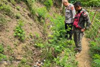 Petugas menunjukan lokasi penemuan bayi laki-laki
di semak-semak di pinggir selokan kecil di  Kampung Sasak Beusi, Desa Sindangsuka, Kecamatan Cibatu, Kabupaten Garut, Minggu (24/11/2024)(Foto: Ist)