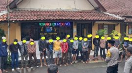 
Tim gabungan fungsi Polsek Pagaden Polres Subang mengamankan  dua kelompok pelajar yang diduga akan tawuran di wilayah Cipunagara, Pagaden, Kabupaten Subang, Jawa Barat.(Foto: yudi/dara)
