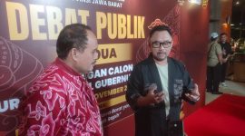
Pasangan calon Jeje Wiradinata dan Ronal Surapraja yang diusung  PDI Perjuangan menarik perhatian pendukungnya. (Foto: Bambang/dara)