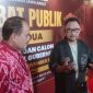 
Pasangan calon Jeje Wiradinata dan Ronal Surapraja yang diusung  PDI Perjuangan menarik perhatian pendukungnya. (Foto: Bambang/dara)