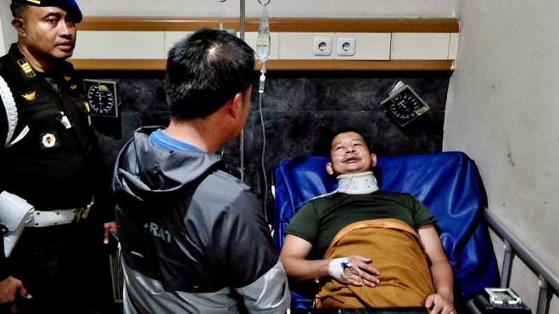  Penjabat Gubernur Jawa Barat Bey Machmudin menjenguk para korban kecelakaan beruntun Tol Cipularang KM 92 di RS Abdul Radjak, Purwakarta, Senin (11/11/2024) malam.(Foto: biro dokpim)
